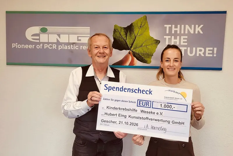 Burkhard Mudrack und Theresa Harmeling mit dem Spendenscheck über 1.000 Euro der Hubert Eing Kunststoffverwertung GmbH